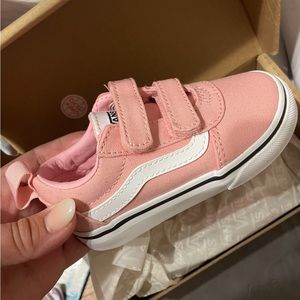 Toddler size 7T pink vans . Never used !!!!